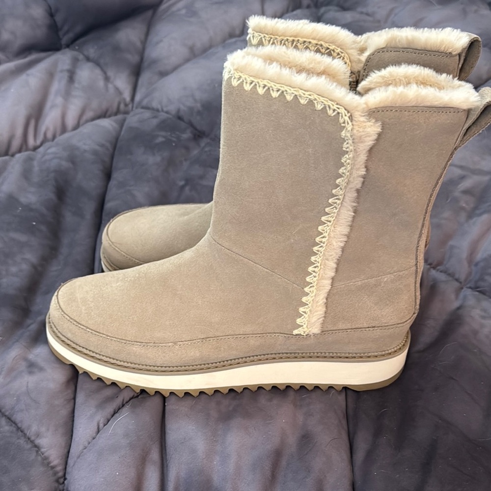 Women's Tan Shearling Boots